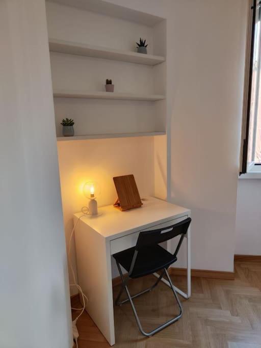 White & Wood House In Rome Apartment Exterior foto